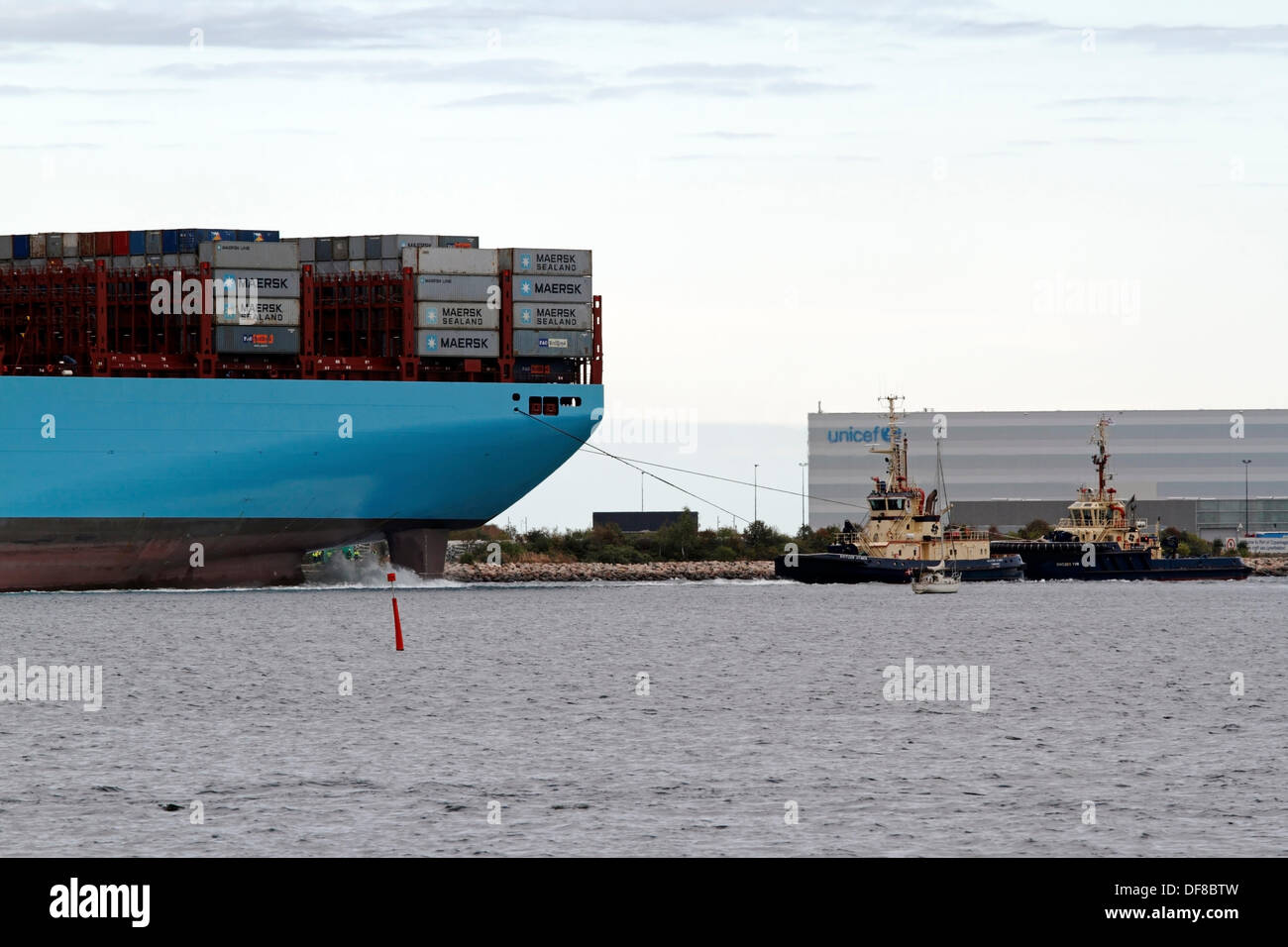 Kopenhagen, Dänemark. 30. September 2013. Der majestätische Maersk links am Langelinie Kai in Kopenhagen nach einer Woche offizielle Taufzeremonie und Präsentation zu Maersk Beziehungen und dem dänischen öffentlichen. Majestätische Maersk, jetzt in Richtung Göteborg in Schweden, geben den Containerservice zwischen Europa und Asien, wird wahrscheinlich ist nie Besuch Copenhagen wieder als es off-Route und nicht geeignet für diese Größe des Schiffes. Mit Hilfe der eigenen Propeller und vier Svitzer Schlepper, die das Schiff aus dem Hafen gesichert war, als es ist zu flach und klein für ein Triple-E-Klasse-Schiff zu drehen. Bildnachweis: Niels Quist/Alamy Live-Nachrichten Stockfoto