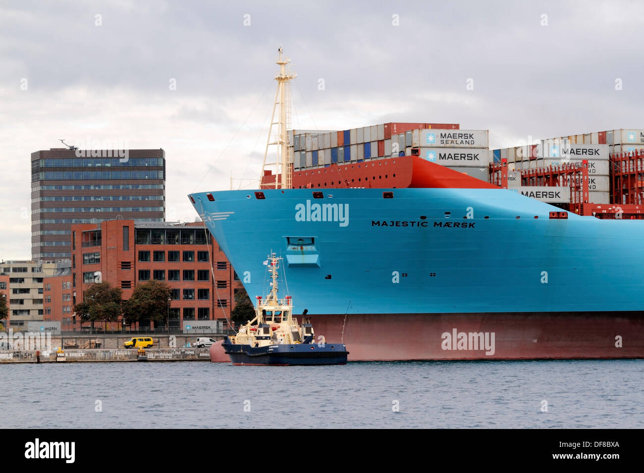 Kopenhagen, Dänemark. 30. September 2013. Der majestätische Maersk links am Langelinie Kai in Kopenhagen nach einer Woche offizielle Taufzeremonie und Präsentation zu Maersk Beziehungen und dem dänischen öffentlichen. Majestätische Maersk, jetzt in Richtung Göteborg in Schweden, geben den Containerservice zwischen Europa und Asien, wird wahrscheinlich ist nie Besuch Copenhagen wieder als es off-Route und nicht geeignet für diese Größe des Schiffes. Mit Hilfe der eigenen Propeller und vier Svitzer Schlepper, die das Schiff aus dem Hafen gesichert war, als es ist zu flach und klein für ein Triple-E-Klasse-Schiff zu drehen. Bildnachweis: Niels Quist/Alamy Live-Nachrichten Stockfoto