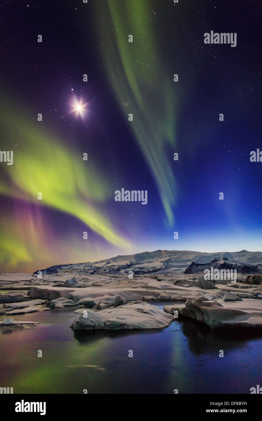 Mond mit der Aurora Borealis oder das Nordlicht am Jökulsárlón, Breidamerkurjokull, Vatnajökull-Eiskappe, Island. Stockfoto