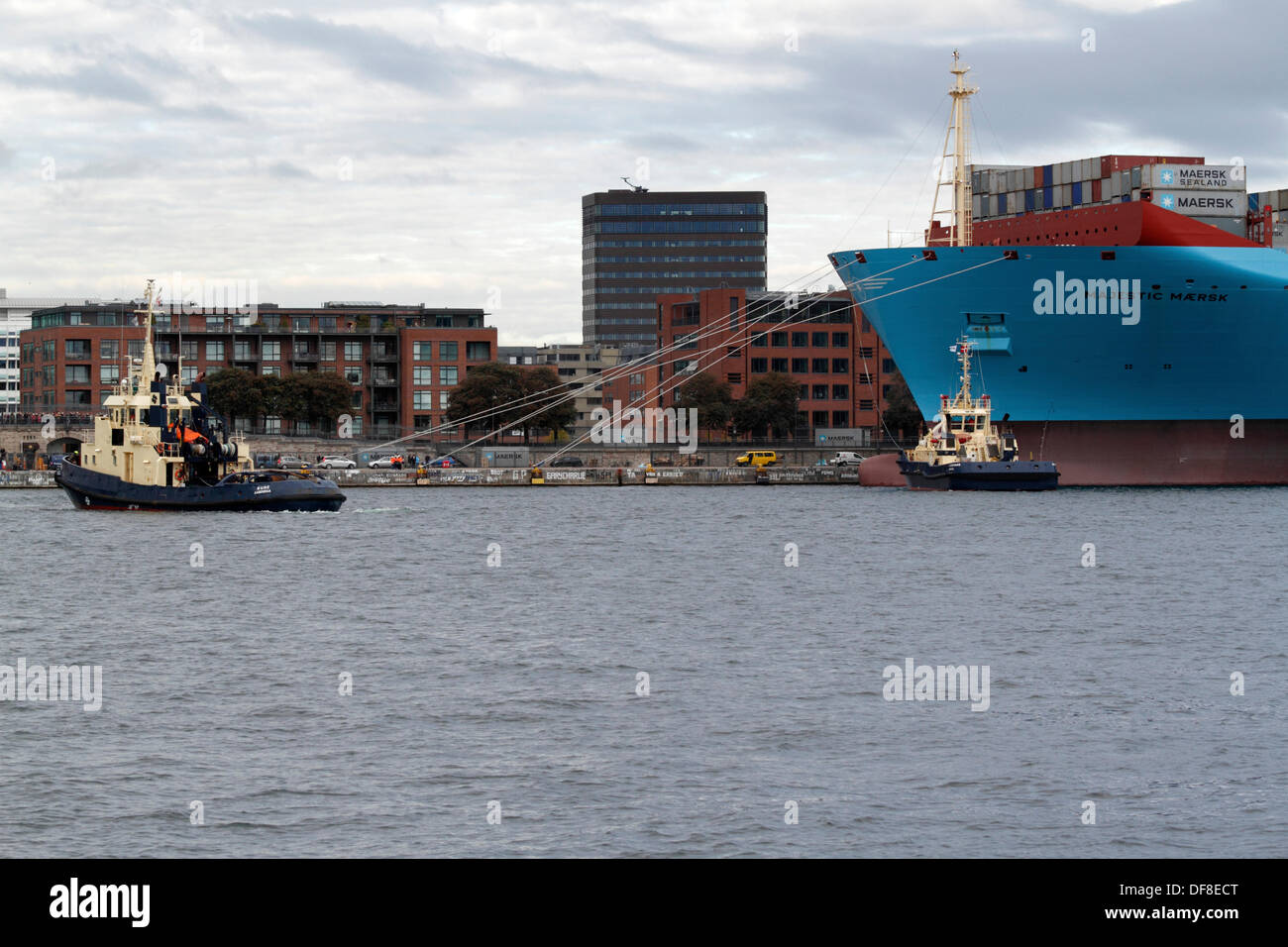 Kopenhagen, Dänemark. 30. September 2013. Der majestätische Maersk links am Langelinie Kai in Kopenhagen nach einer Woche offizielle Taufzeremonie und Präsentation zu Maersk Beziehungen und dem dänischen öffentlichen. Majestätische Maersk, jetzt in Richtung Göteborg in Schweden, geben den Containerservice zwischen Europa und Asien, wird wahrscheinlich ist nie Besuch Copenhagen wieder als es off-Route und nicht geeignet für diese Größe des Schiffes. Mit Hilfe der eigenen Propeller und vier Svitzer Schlepper, die das Schiff aus dem Hafen gesichert war, als es ist zu flach und klein für ein Triple-E-Klasse-Schiff zu drehen. Bildnachweis: Niels Quist/Alamy Live-Nachrichten Stockfoto