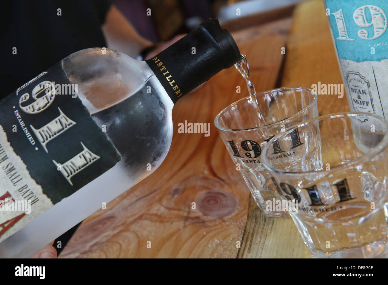 Ein Mann schüttet einige 1911 Wodka in ein Glas Wein beim Schnabel und Skiff Bauernhof in LaFayette, NY Stockfoto