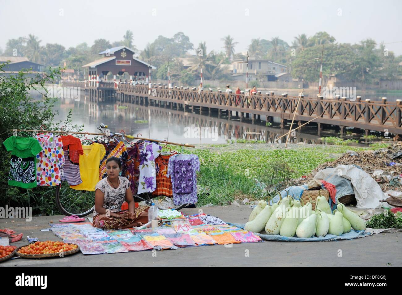 Eine Frau verkauft waren an einen lokalen Markt in Mandalay, Myanmar, auf 03.04.2013. Foto: Sebastian Kahnert Stockfoto