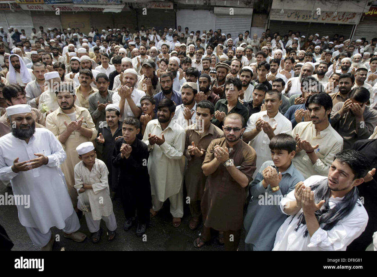 Händler von Qissa Khawani Basar bieten Ua für die Seele der Opfer der Bombenanschlag auf Khan Raziq Polizeistation in Qissa Khawani Basar Bereich gestern in Peshawar auf Montag, 30. September 2013 starb. Stockfoto