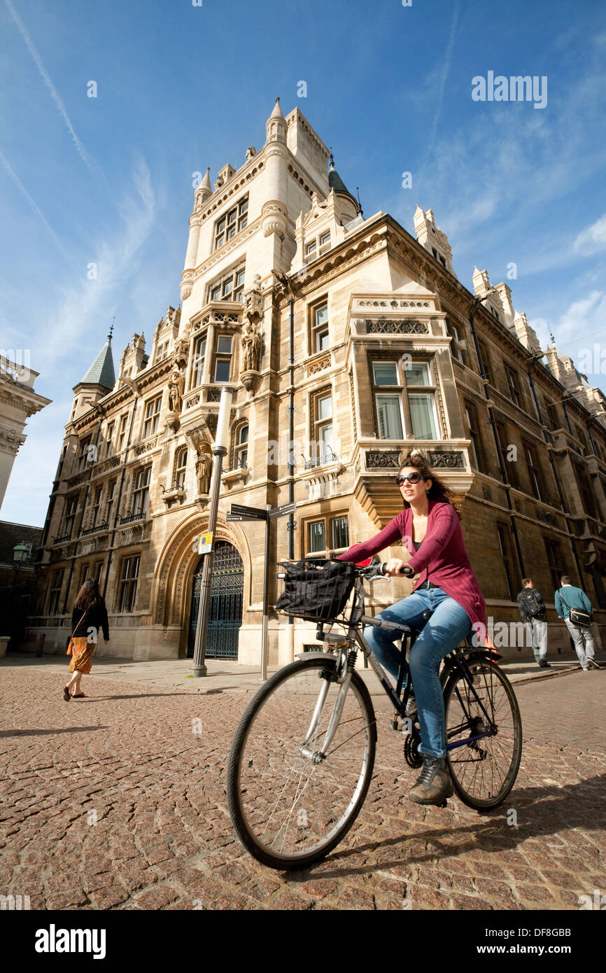 Cambridge Universitätsstudent auf einem Fahrrad Radfahren von Gonville and Caius College, Cambridge UK Stockfoto