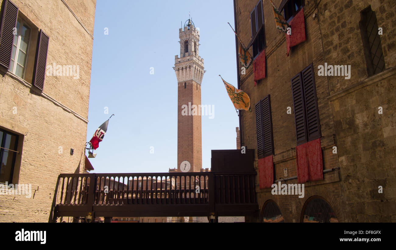 Blick in Richtung der Mangia Turm in Il Campo, Siena, Toskana, Italien Stockfoto