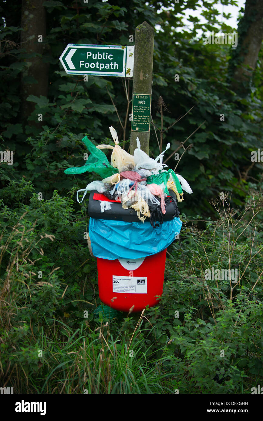 Hund-Abfallbehälter überfüllt mit Poo Bags, unheimlich ähnlich eines Kunstwerks von Damien Hirst Stockfoto