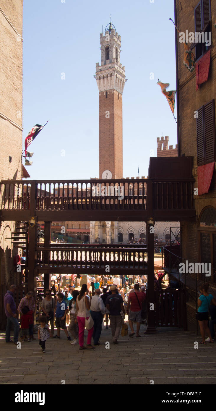 Blick Richtung Mangia Turm in Il Campo, Siena, Toskana, Italien Stockfoto