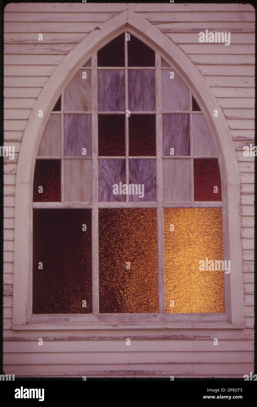 Ein Buntglasfenster in der West Jersey Methodist Church, das komplizierte Kunstfertigkeit und religiöse Symbolik im Design der Kirche zeigt. Stockfoto