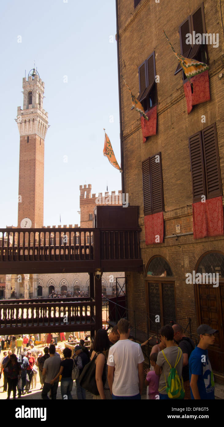 Blick Richtung Mangia Turm in Il Campo, Siena, Toskana, Italien Stockfoto