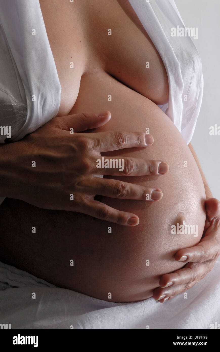 Frau mit Zwillingen schwanger Stockfoto