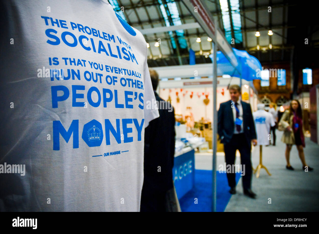 Manchester, UK. 30. September 2013. Ein anti-Sozialismus t-Shirtt zum Verkauf an der konservativen Partei-Shop in der sicheren Zone bei der konservativen Partei Konferenz Credit: Paul Swinney/Alamy Live News Stockfoto