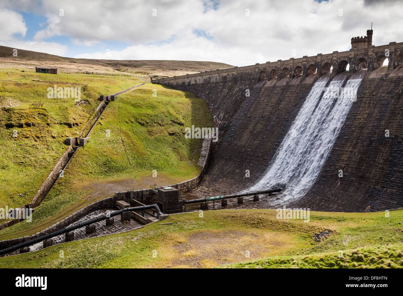 Damm auf dem Tangram-Stausee in Nidderdale, North Yorkshire. Stockfoto