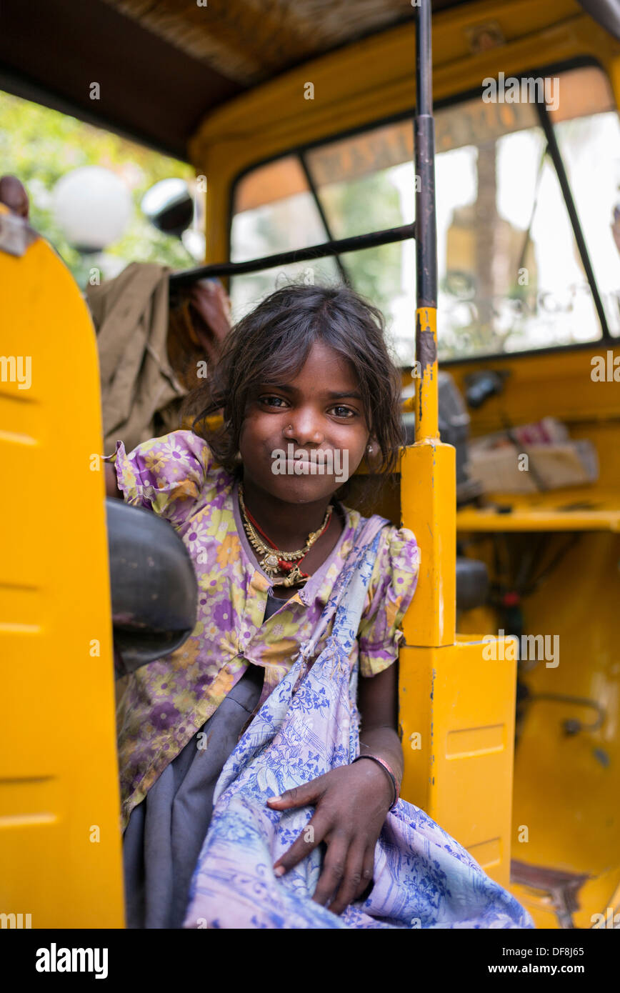 Armes Mädchen glücklich indischen Straße in einer Rikscha. Andhra Pradesh, Indien. Selektiven Fokus. Stockfoto