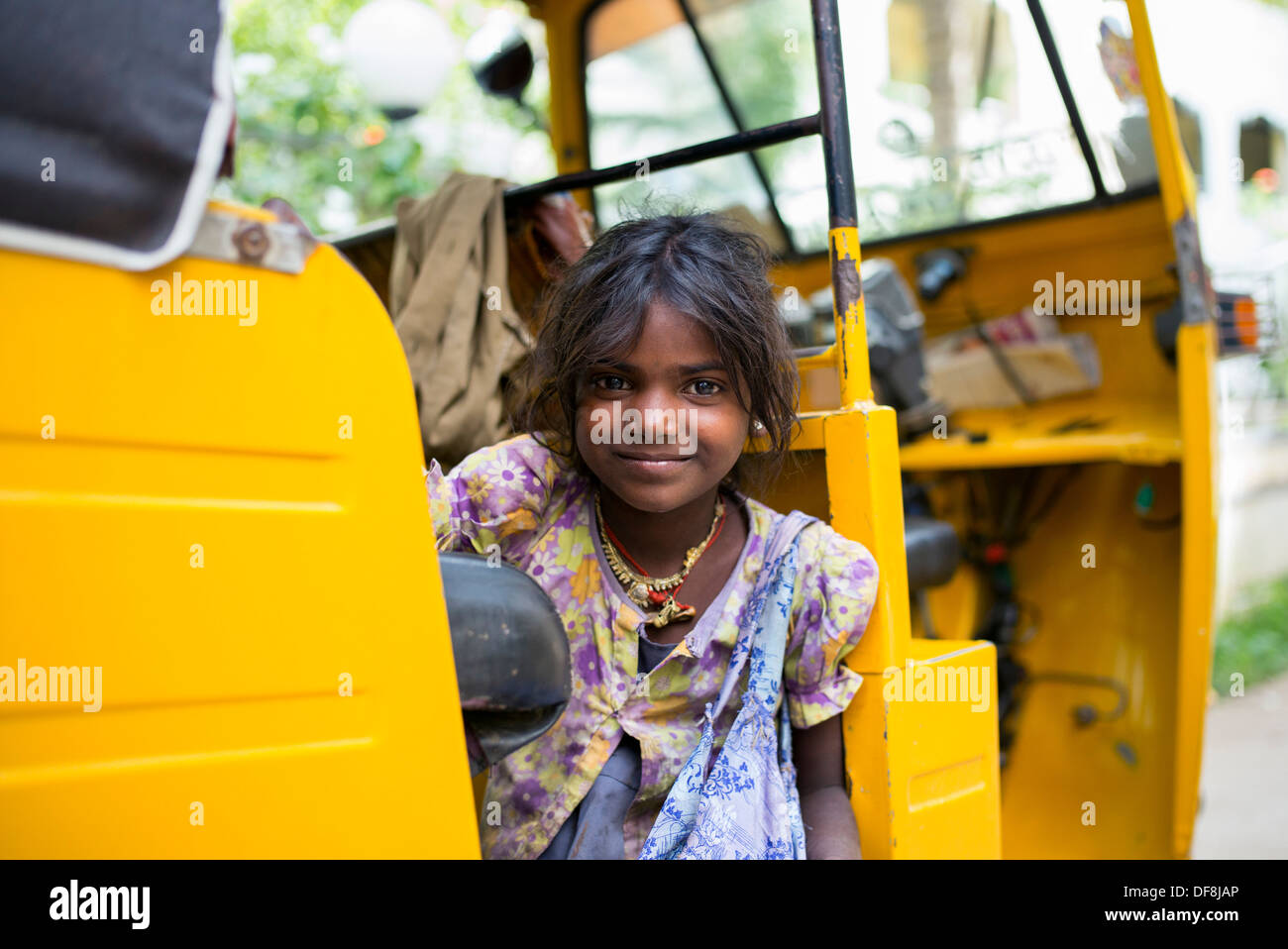 Armes Mädchen glücklich indischen Straße in einer Rikscha. Andhra Pradesh, Indien. Selektiven Fokus. Stockfoto