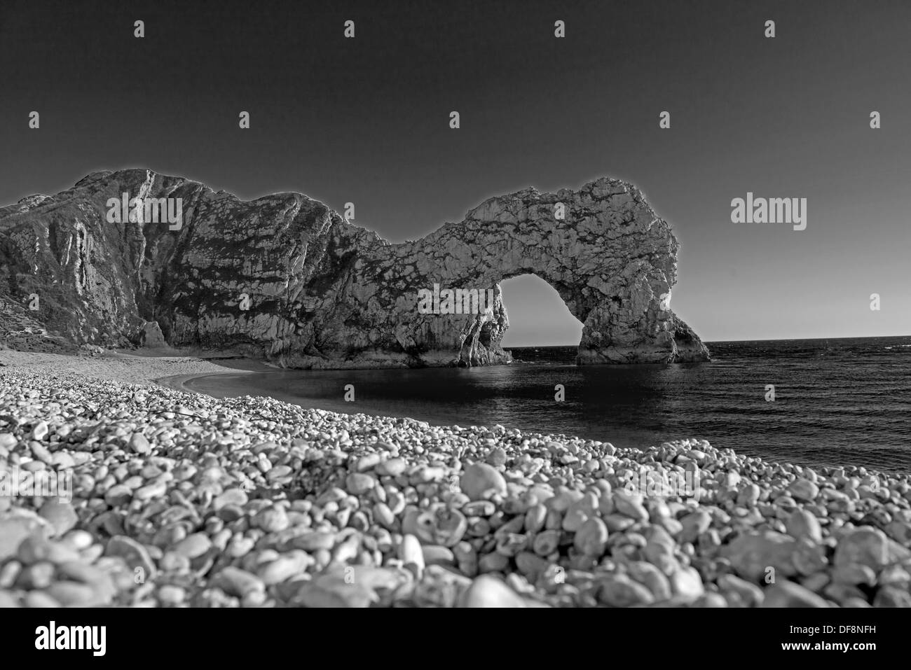 Durdle Door, Durdle Dor, in der Nähe von Lulworth in Dorset, England, Uk (Jurassic Coast) schwarz / weiß Stockfoto