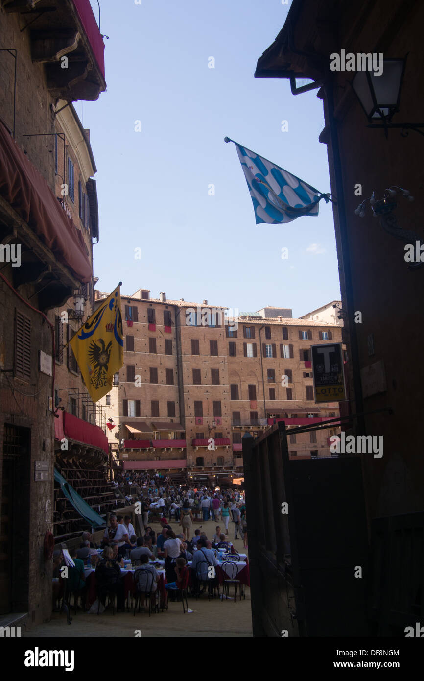 Eingeschränkte Sicht auf die Piazza del Campo Oe Il Campo (mittelalterliche Hauptplatz] Siena, Toskana, Italien Stockfoto