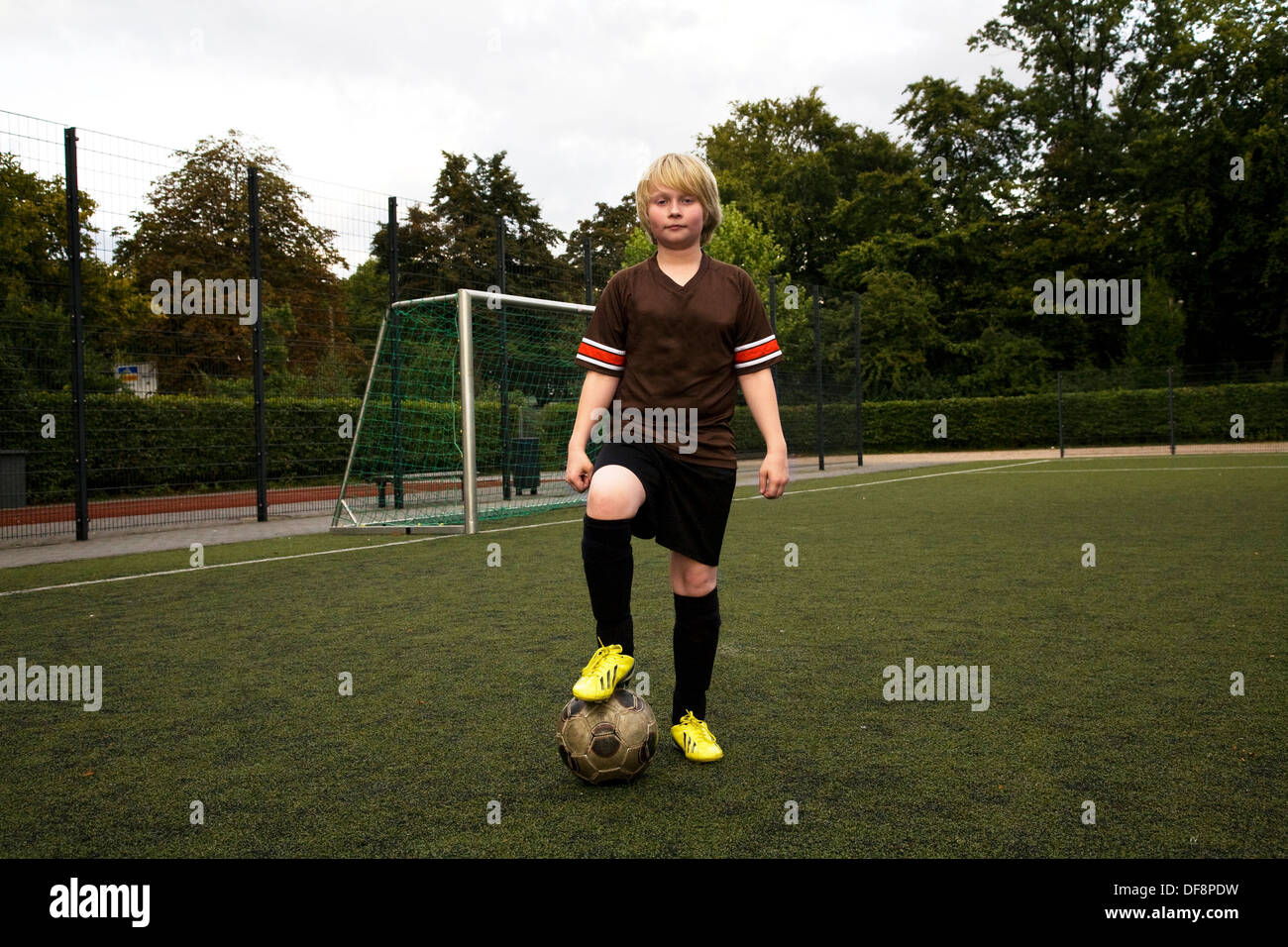 Jungen Fußball spielen Stockfoto