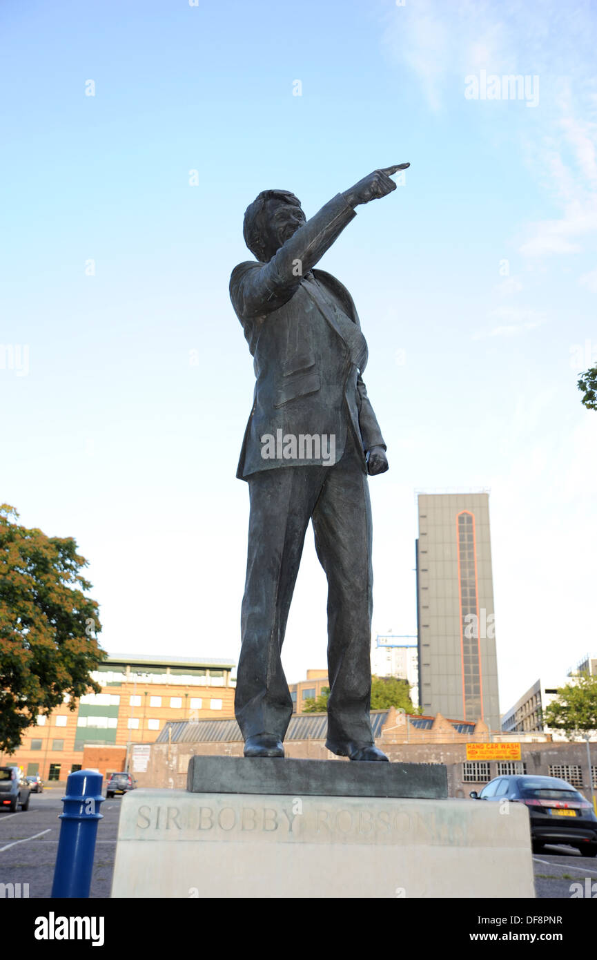Die Statue von Sir Bobby Robson bei Ipswich Town Football Club Portman Road UK Stockfoto