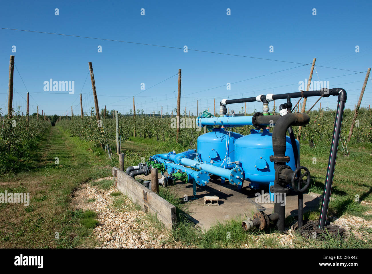 Bewässerung und Fertigation Pumpe für Cordon Apfelbäume in Sainte-Foy-la-Grande, Frankreich Stockfoto