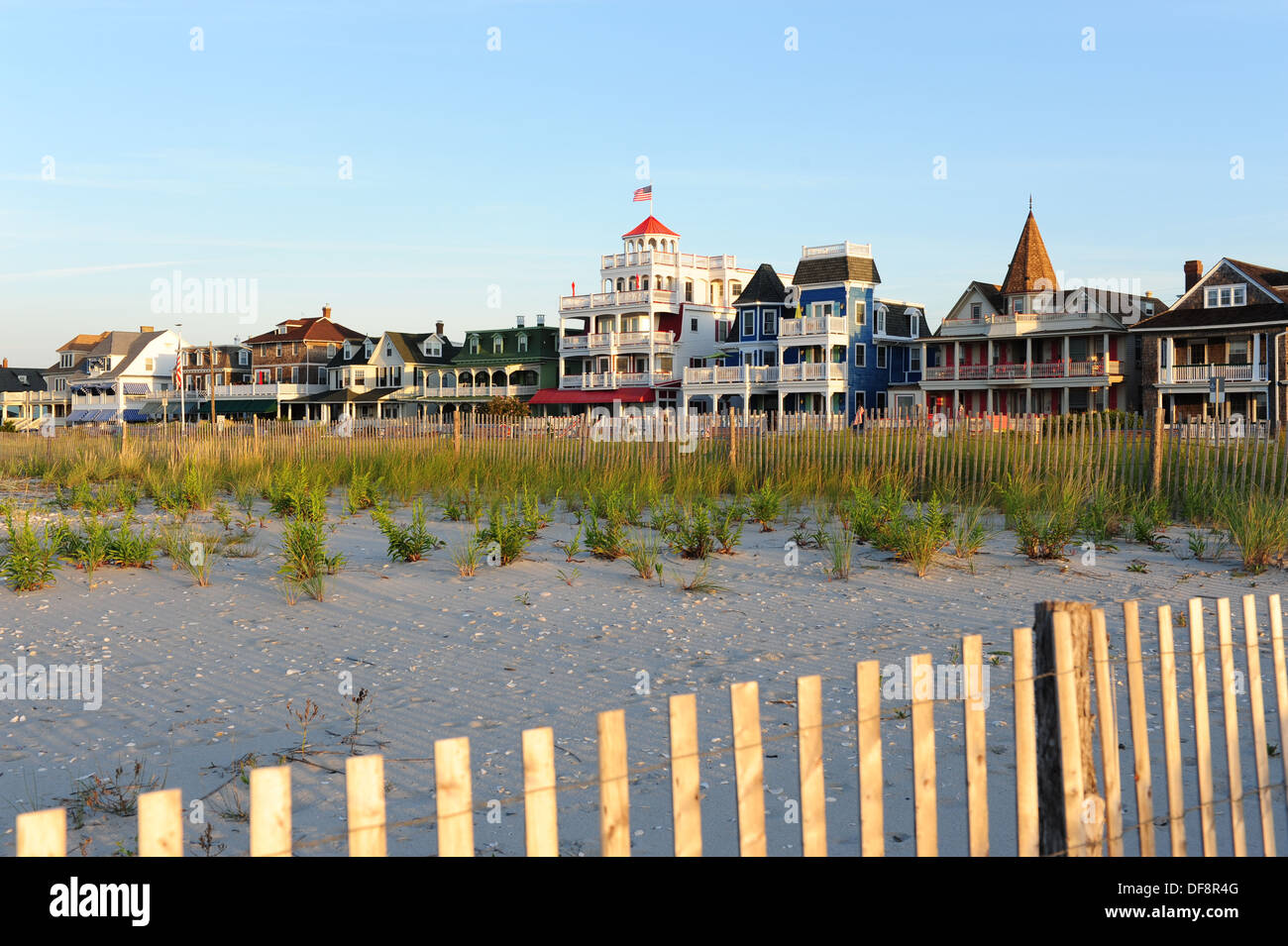USA Cape kann New Jersey NJ NJ viktorianischen Häusern entlang Beach Avenue Ave mit Blick auf den Atlantischen Ozean Sand Düne Zaun Stockfoto