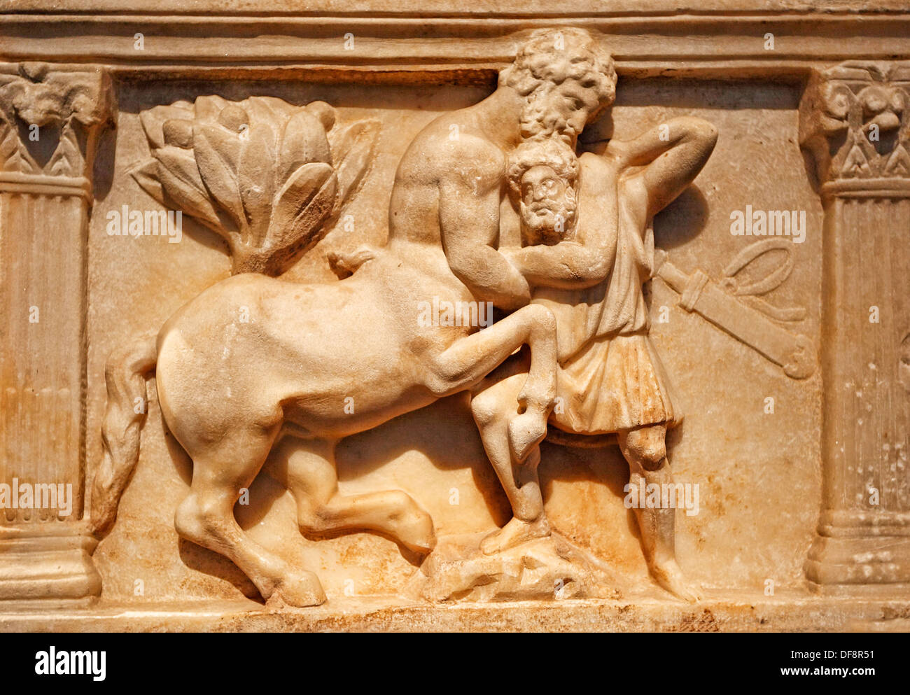Ein Zentaur ringt mit einem bärtigen Mann auf einem Marmor Beinhaus in Form eines Sarkophags (150-200 n. Chr.) im National Museum, Griechenland Stockfoto