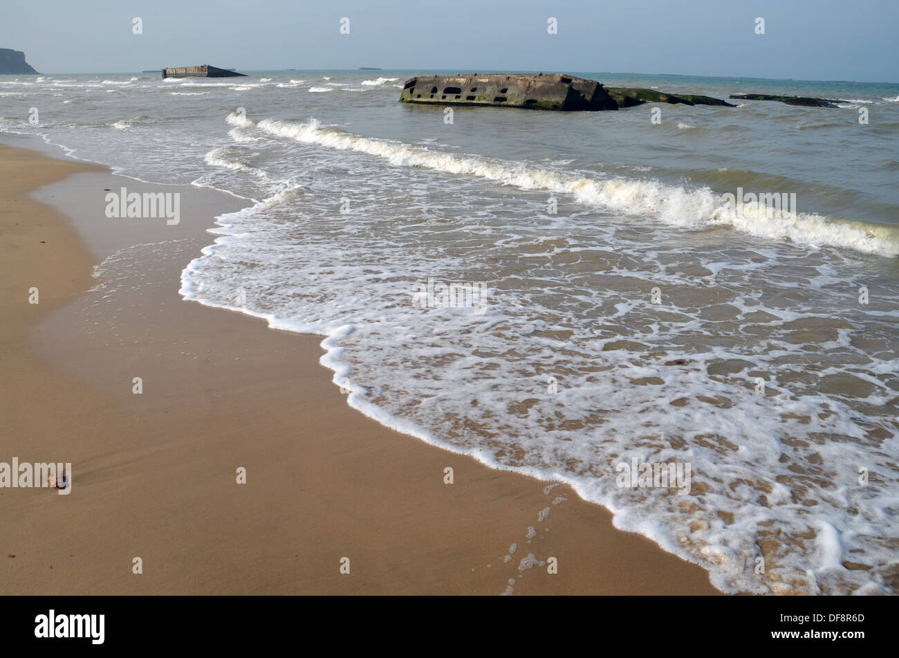 1944 d-Day in der Normandie: Reste der Mulberry-Hafen in Arromanches, Normandie. Stockfoto