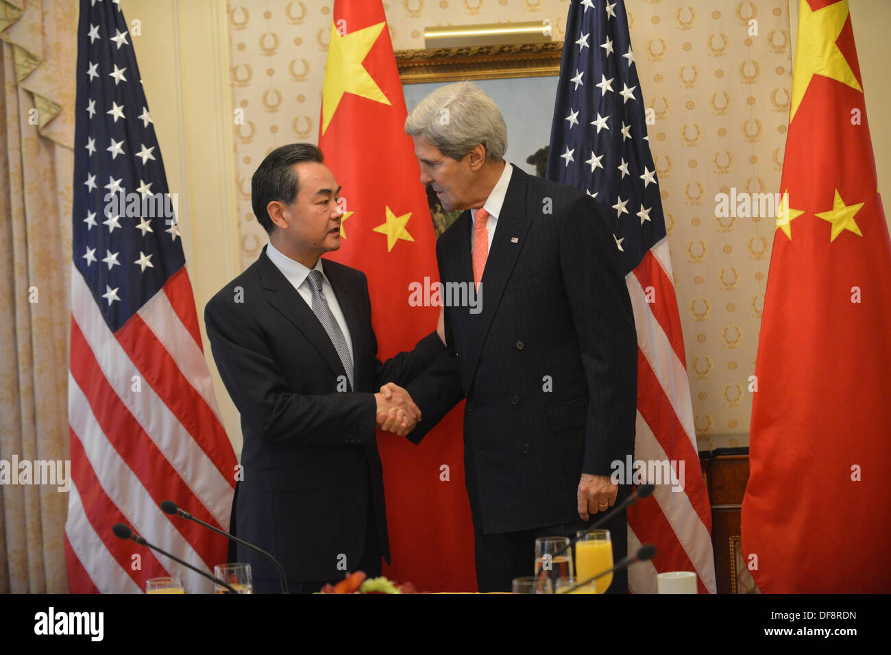 Secretary Kerry trifft sich mit chinesischen Außenminister Wang Yi Stockfoto