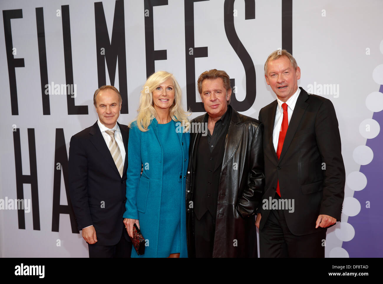 Hamburg, Deutschland. 30. September 2013. NDR Intendant Lutz Marmor (R-L), Schauspieler Jan Fedder, seine Frau Marion und managing Director von Studio Hamburg, Michael Lehmann, posieren auf dem roten Teppich auf dem Filmfest Hamburg in Hamburg, Deutschland, 30. September 2013. Das Festival zeigt mehrere Produktionen mit Jan Fedder, dabei die 45. Bühne Anniverrsary zu feiern. Foto: AXEL HEIMKEN/Dpa/Alamy Live News Stockfoto