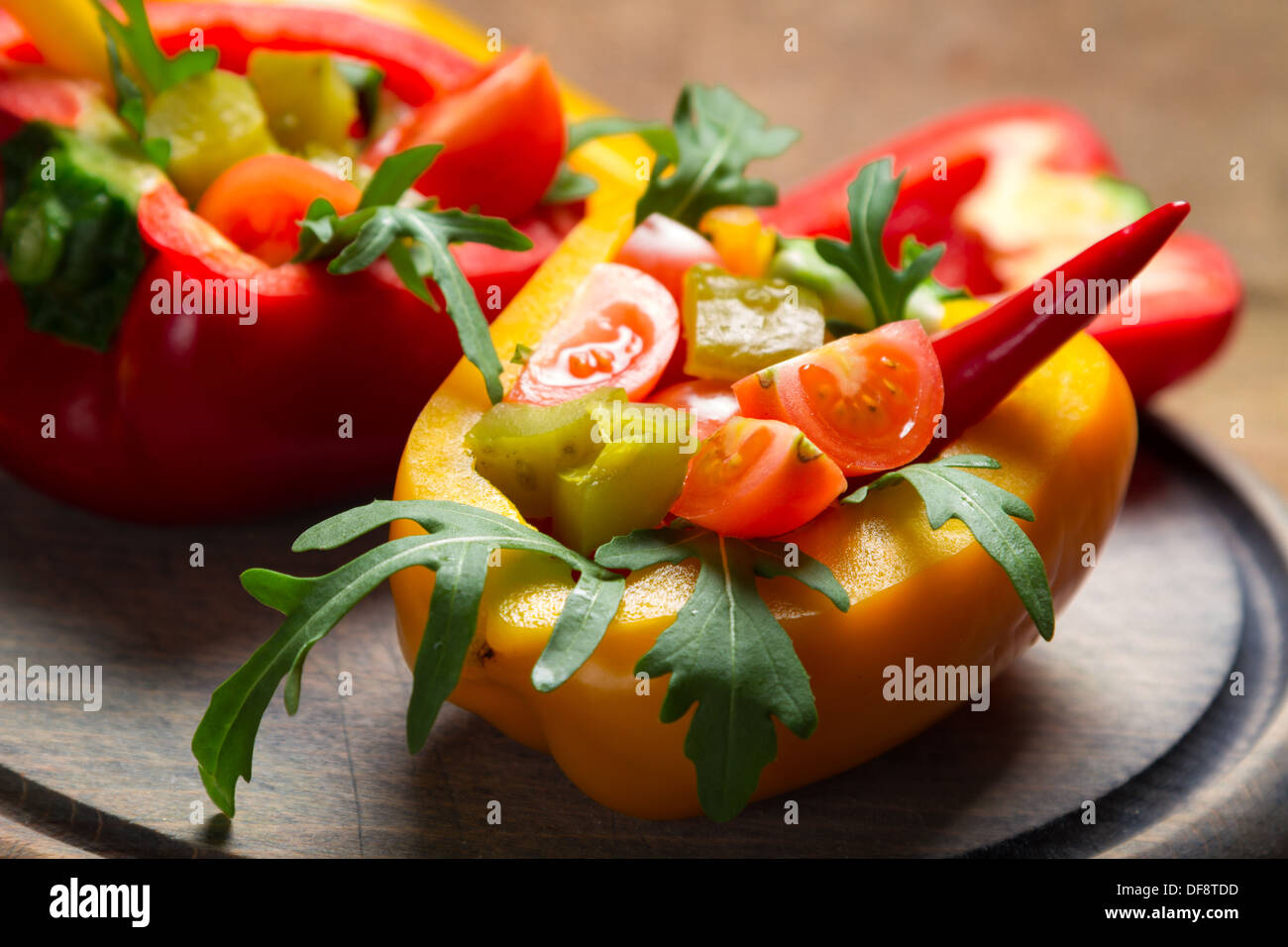 Nahaufnahme von frischem Gemüse serviert in Paprika Stockfoto