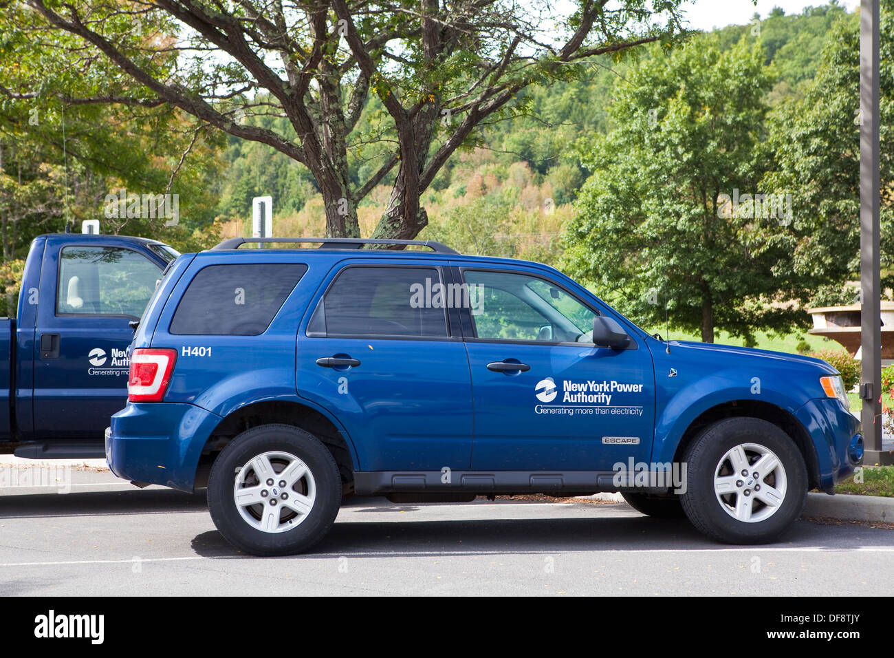 Zwei Autos in New York Power Authority Stockfoto
