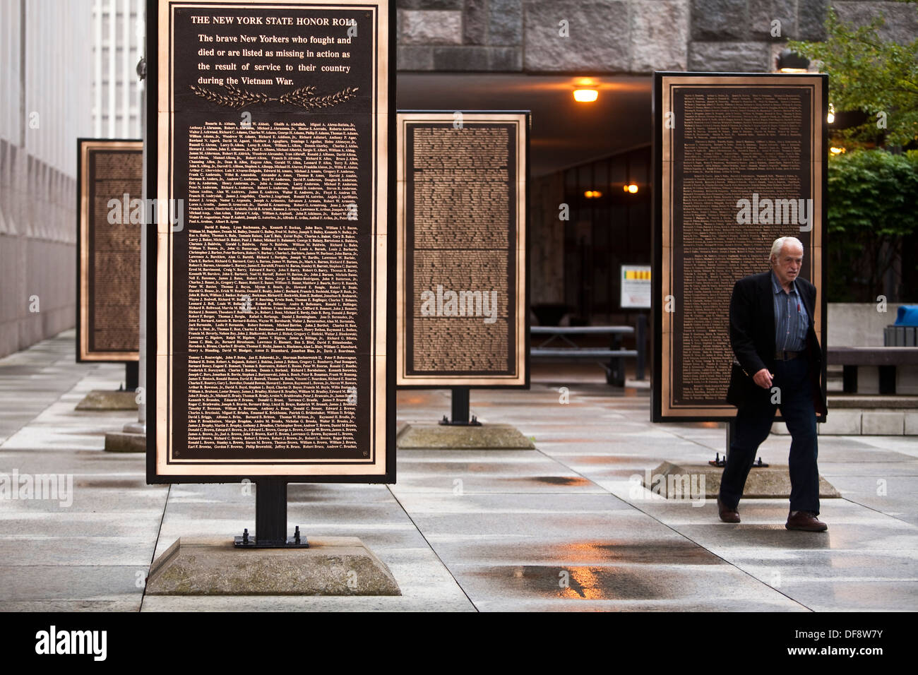 Ein Mann geht durch das New York State Vietnam Memorial in Albany, NY Stockfoto