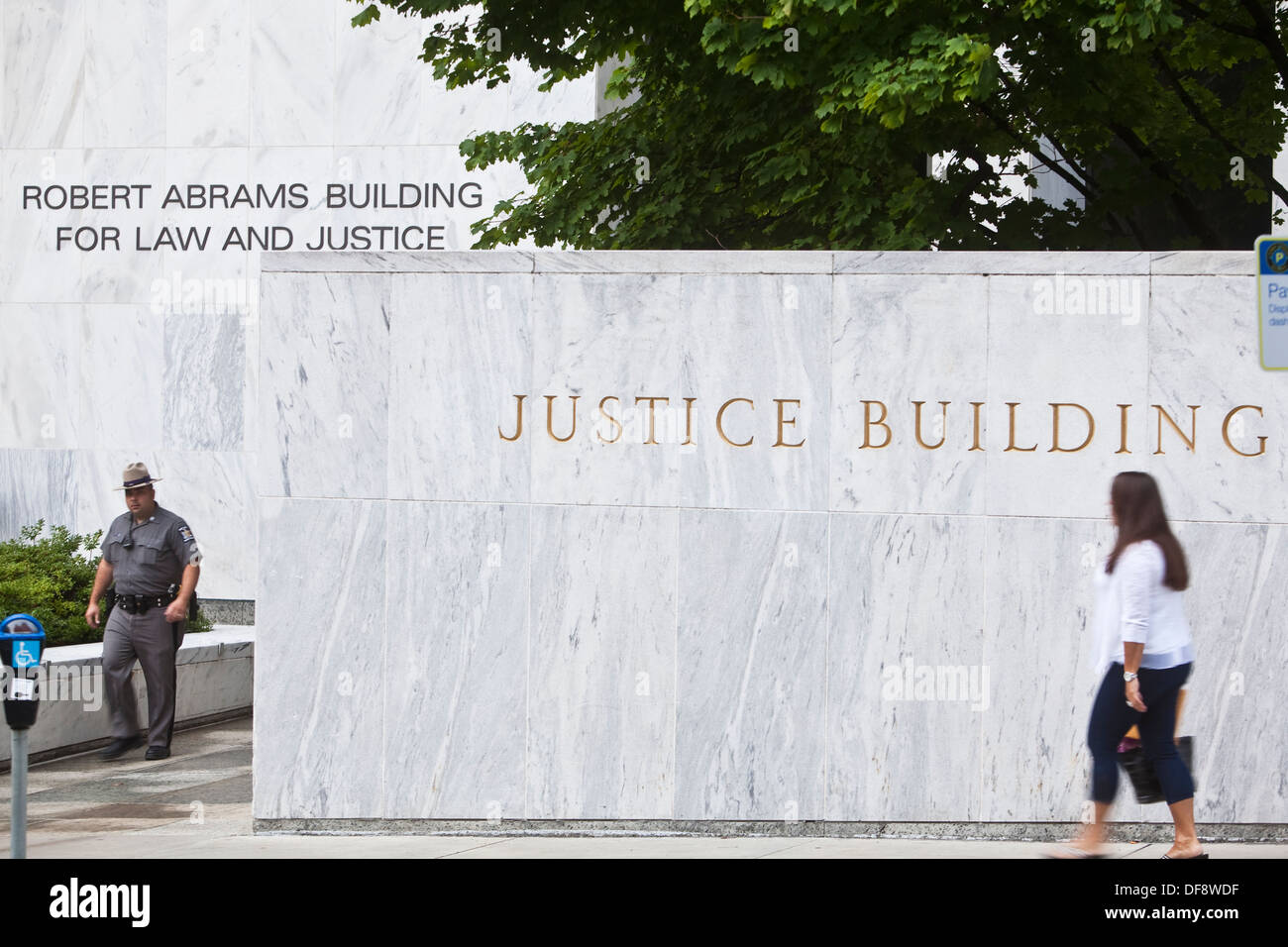 Abgebildet ist das Robert Abrams Gebäude für Recht und Gerechtigkeit in Albany, NY Stockfoto