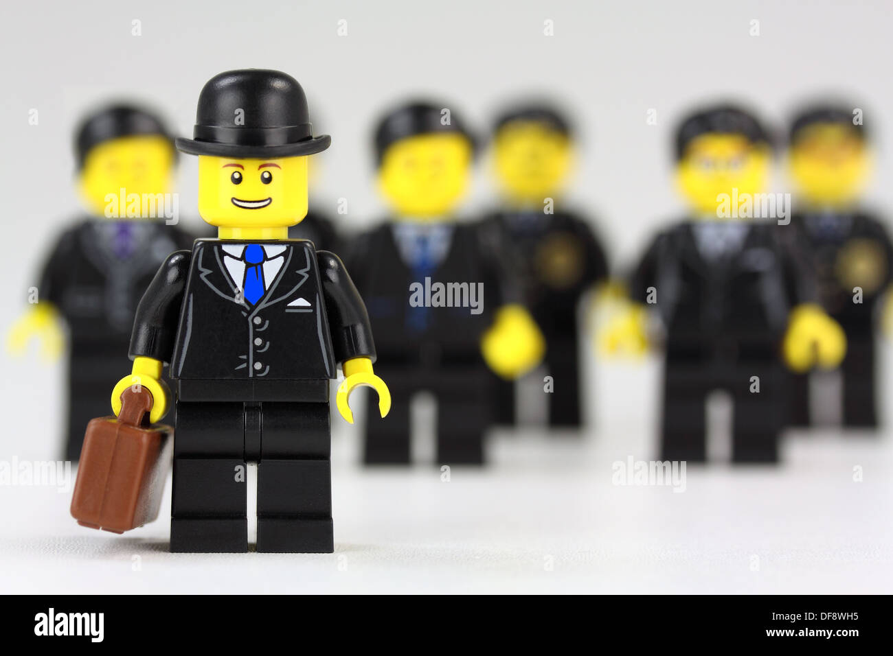 Erfolgreicher britischer Geschäftsmann von der Masse abheben Stockfoto