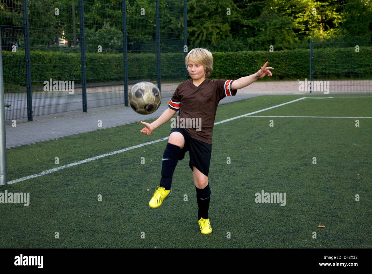 Jungen Fußball spielen Stockfoto