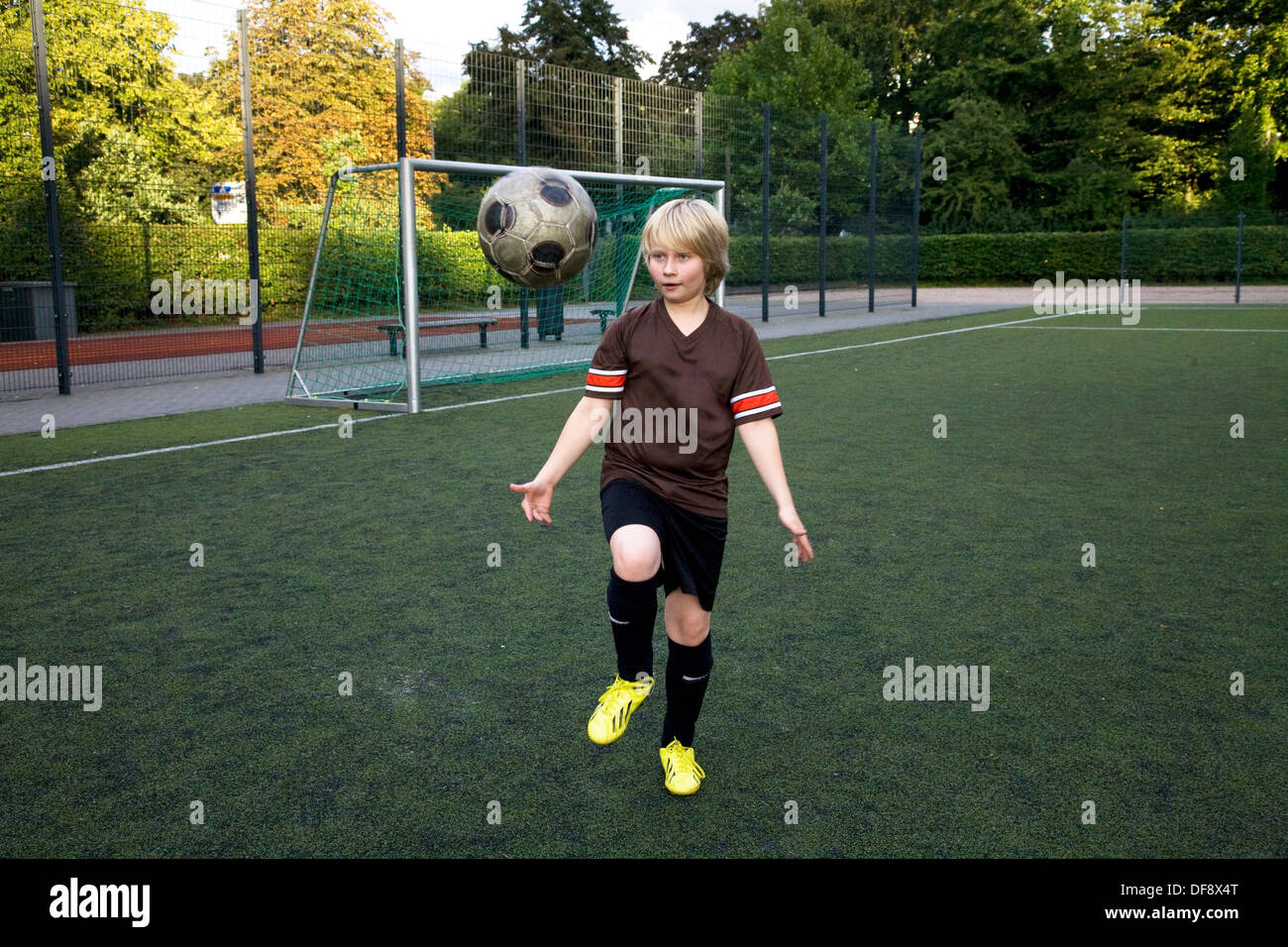 Jungen Fußball spielen Stockfoto