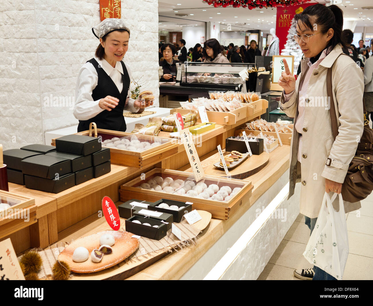 Japanische Süßigkeiten und Nahrungsmittel für Verkauf bei Sogo Department Store Keller Einkaufszentrum (Depachika) mit Food Hall in Japan. Stockfoto