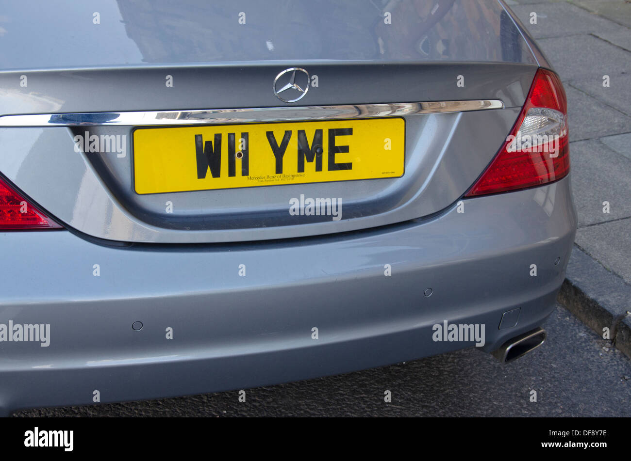 Personalisierte Auto Nummernschild buchstabieren die Frage "Warum mich". Stockfoto
