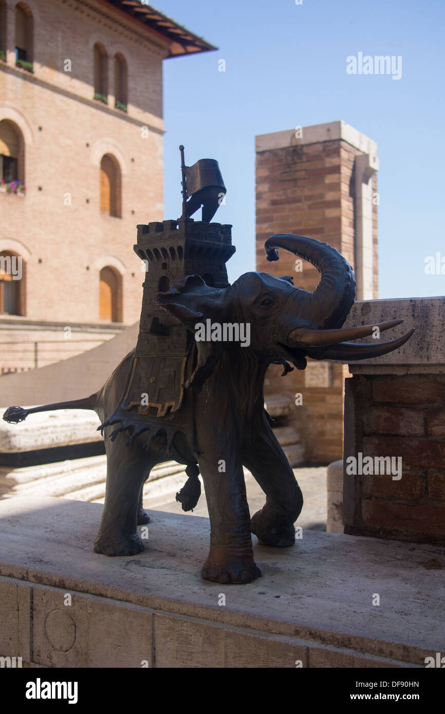 Statue des Symbols "Torre" (Turm) Contrada (Bezirk), Siena, Toskana, Italien. Stockfoto
