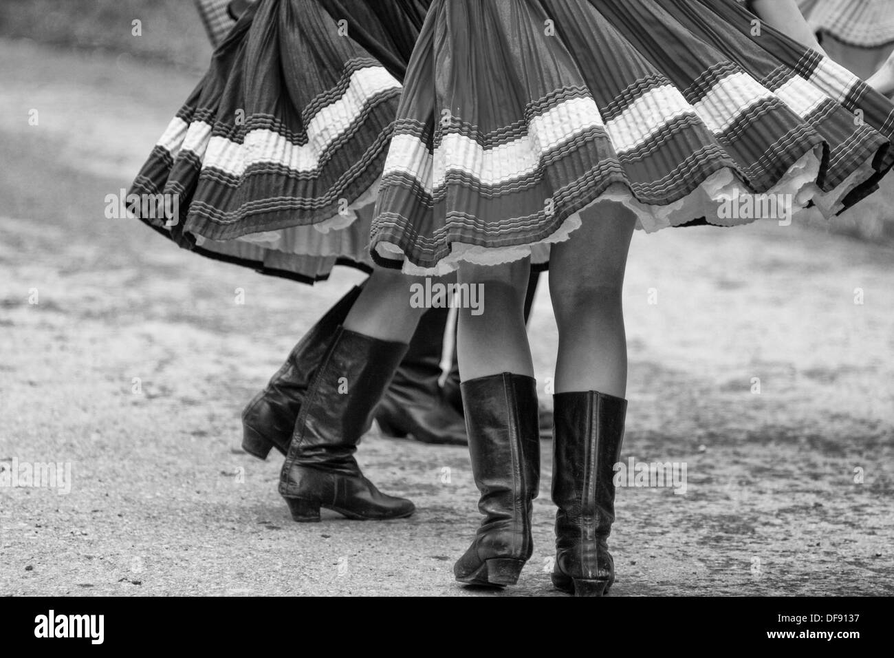 Röcke und Stiefel im Tanz Stockfoto