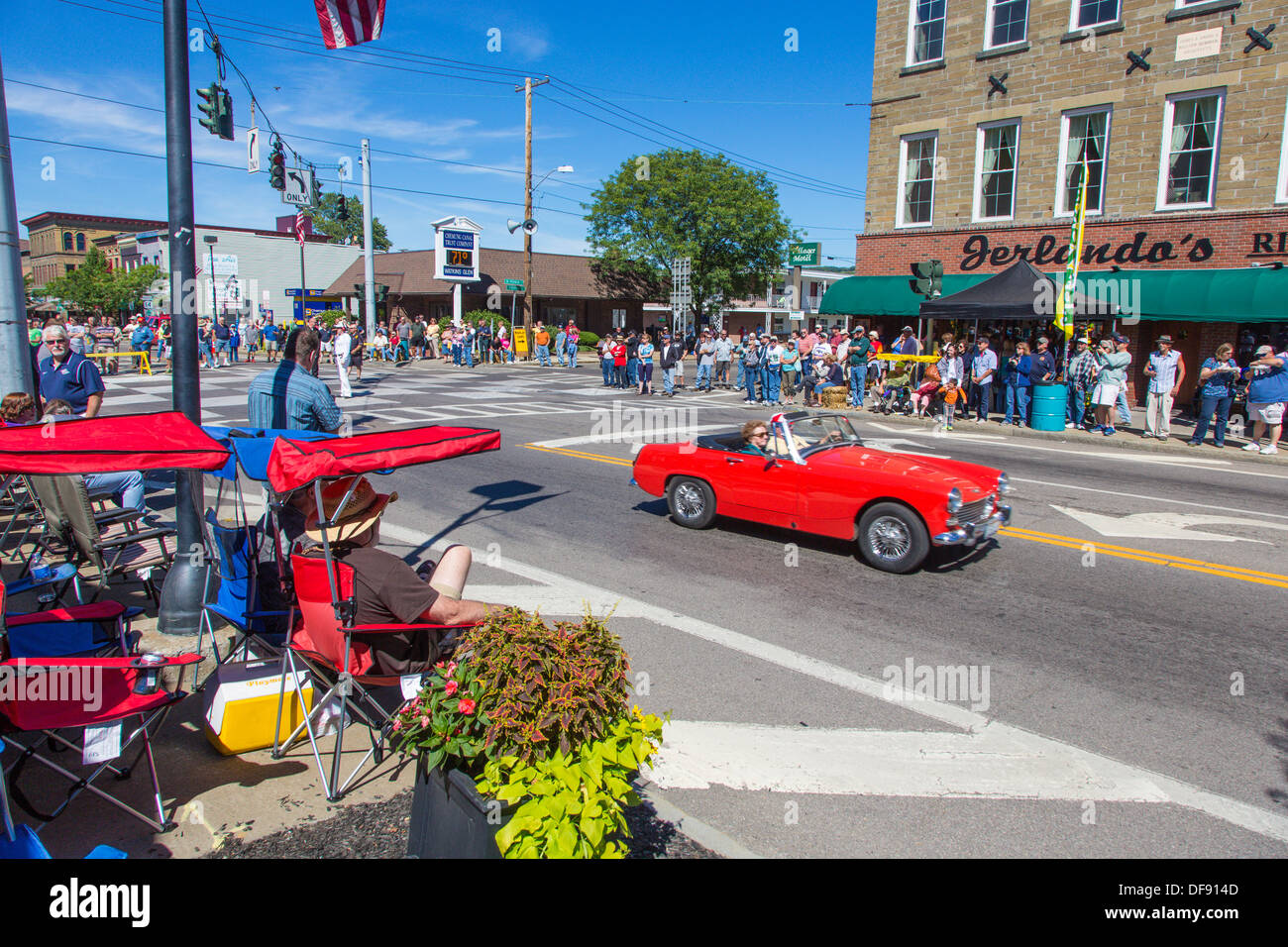 Oldtimer-Rennwagen fahren, obwohl die Innenstadt von Watkins Glen Rennwochenende die jährliche Oldtimer Festival mit Zuschauern Stockfoto