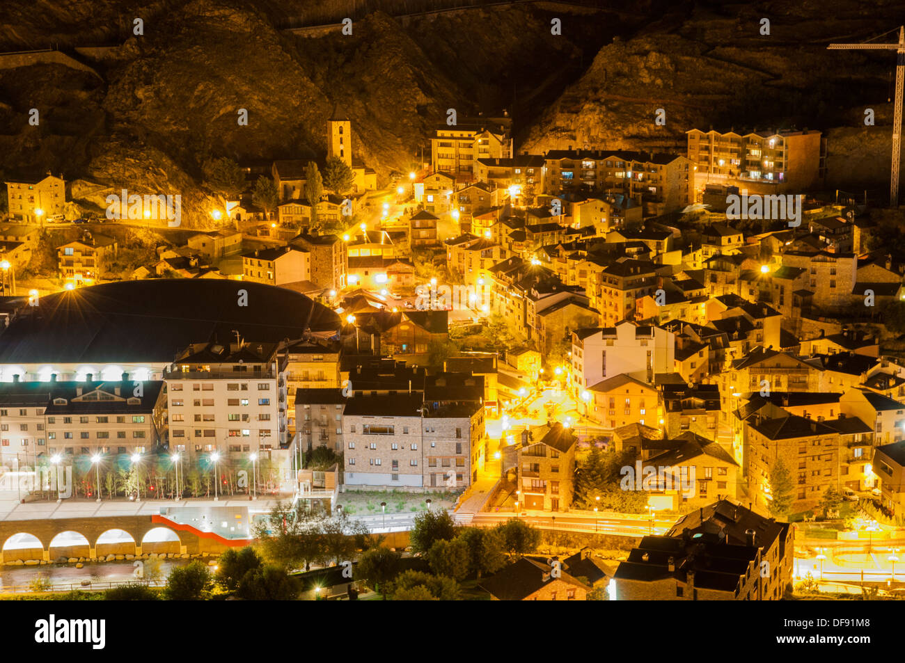 Andorra La Vella-Dorf in der Nacht, wo alle Lichter eingehalten werden Stockfoto