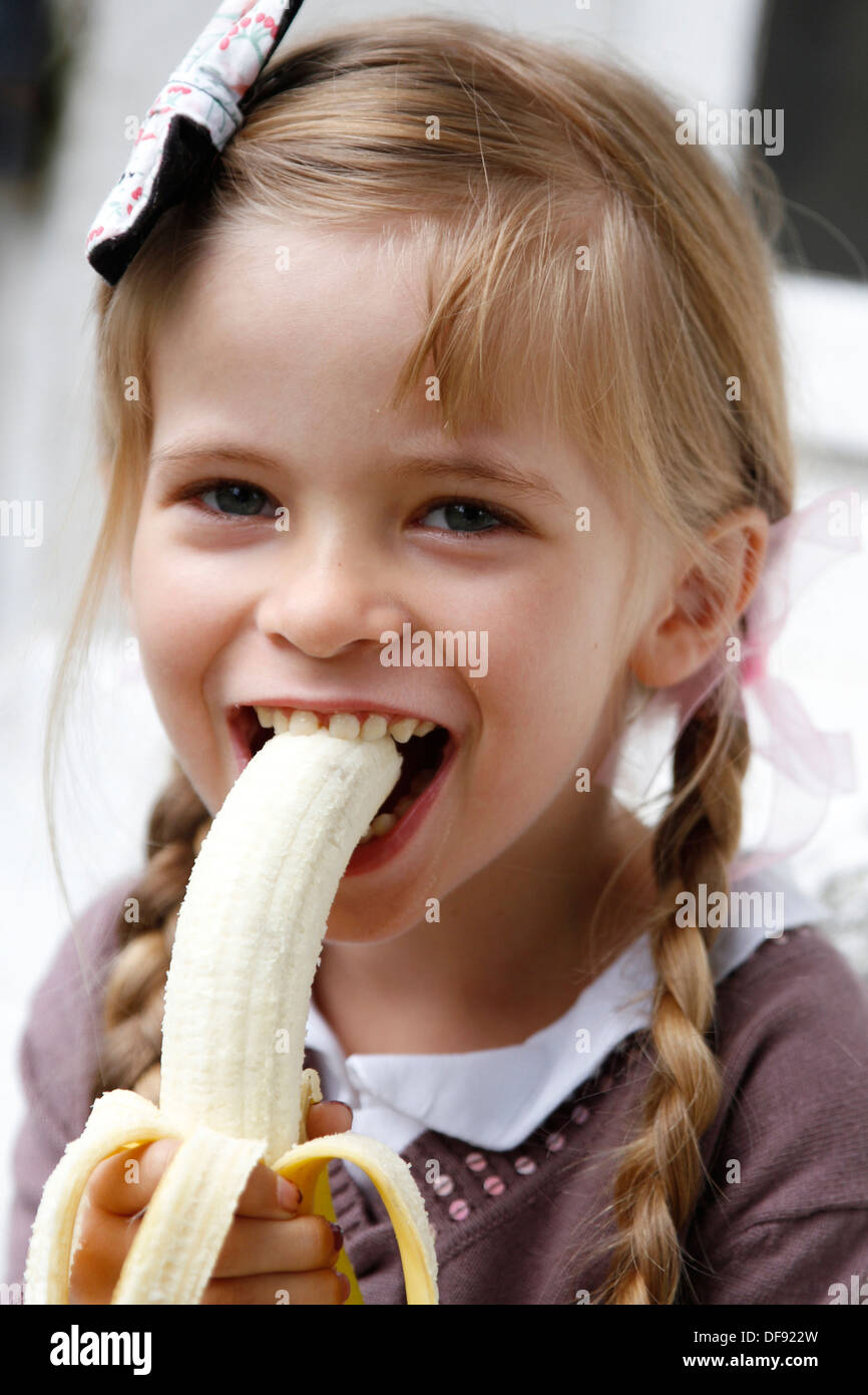 KINDER ESSEN OBST Stockfoto