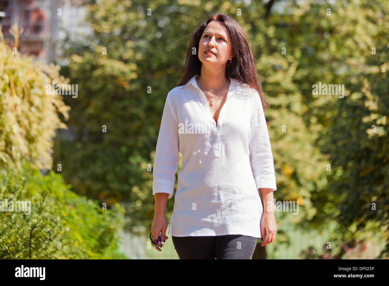 Applying kaukasischen Frau zu Fuß im Garten Stockfoto