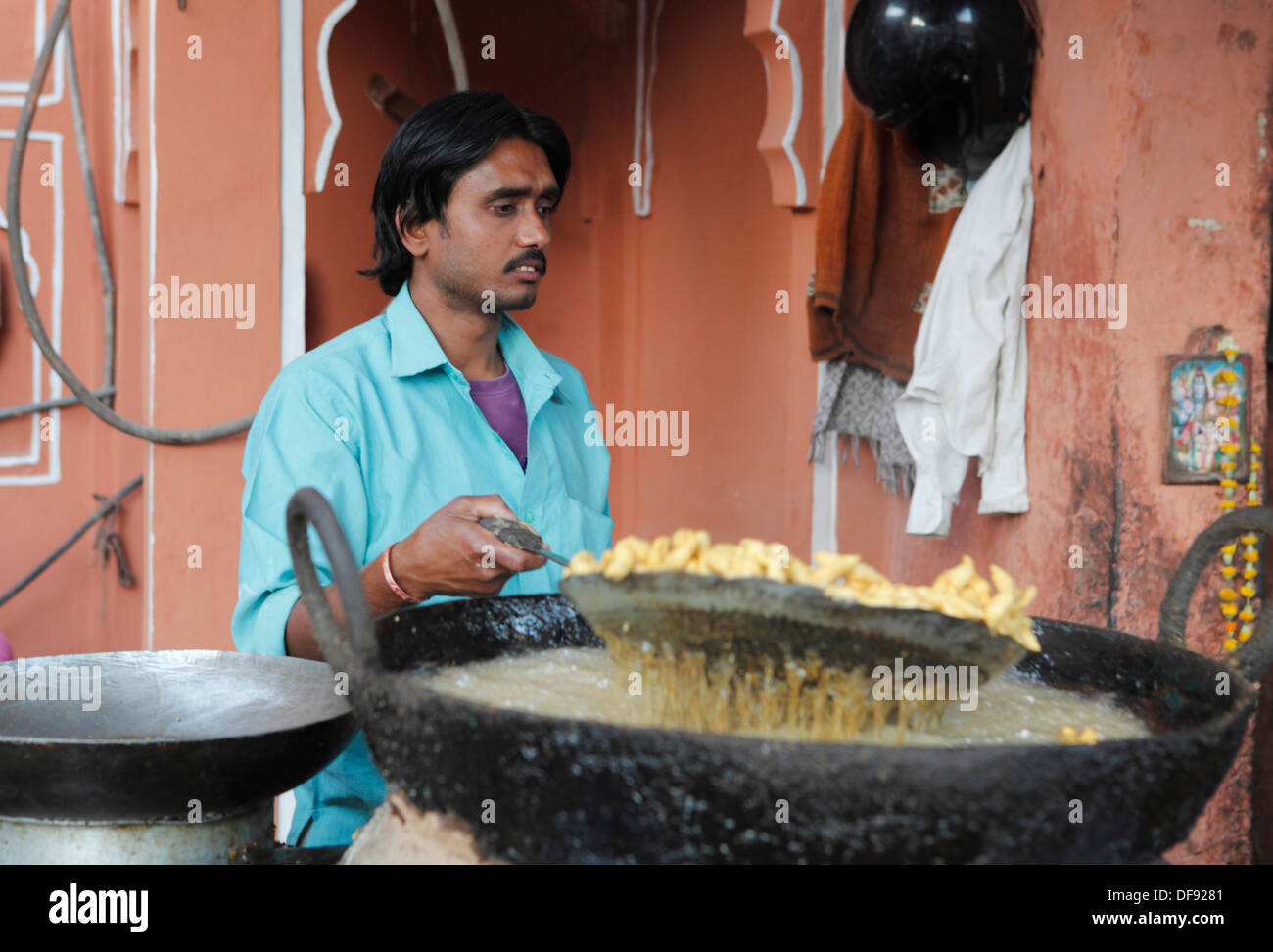 Straßenhändler, Braten lokale Spezialitäten in einer großen Pfanne in Jaipur, Rajasthan, Indien, Stockfoto