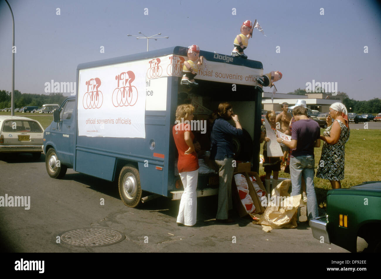 Ein Souvenir van verkauft Geschenke an Kunden in der 1974 World Cycling Championships, Montreal Canada, ein Ereignis von Eddy Merckx gewann. Stockfoto