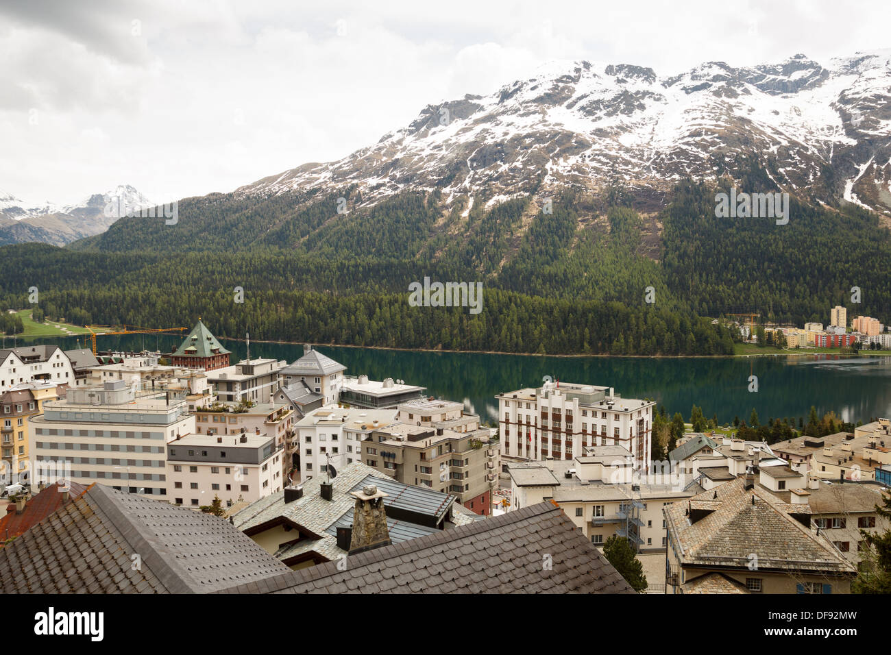 St. Moritz ist ein Kurort im Engadin in der Schweiz. St. Moritz ist der Gastgeberstadt für die 1928 und 1948 alle gewesen. Stockfoto