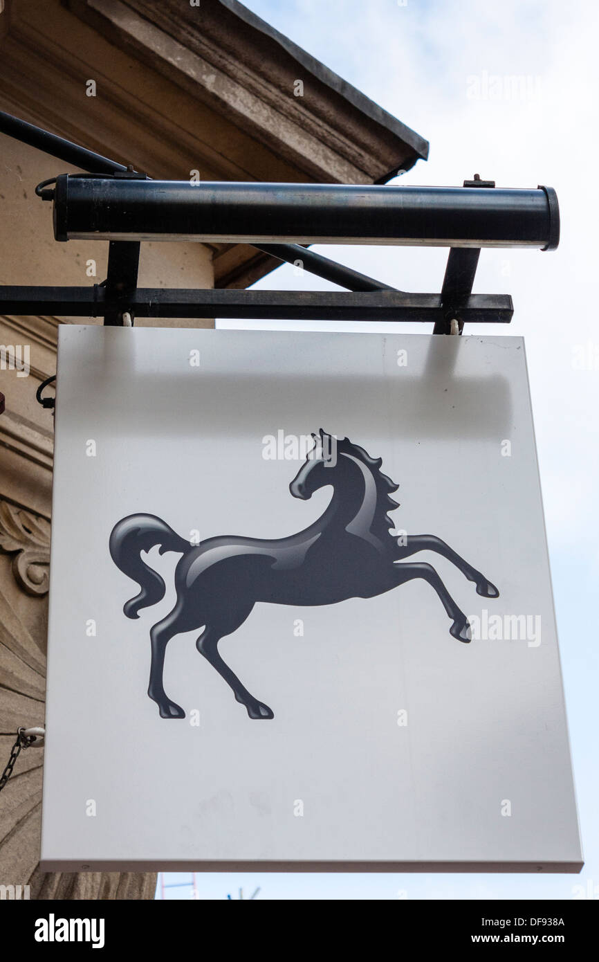 Zeichen der springende schwarze Pferd über Lloyds Bank. Stockfoto