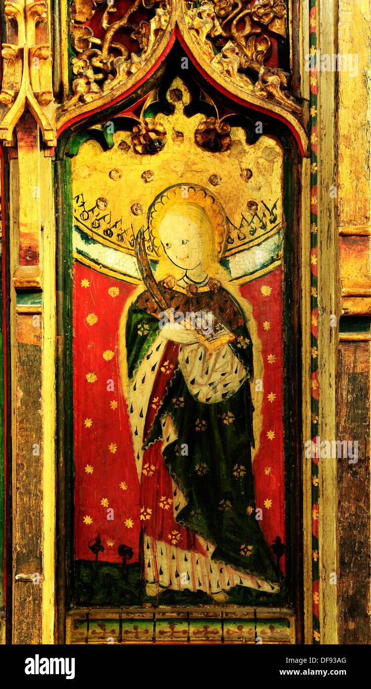 Auge, Suffolk, St. Lucy, Ende des 15. Jahrhunderts mittelalterliche Lettner Malerei Gemälde Kunst christlicher Heiliger Heilige weiblich Stockfoto