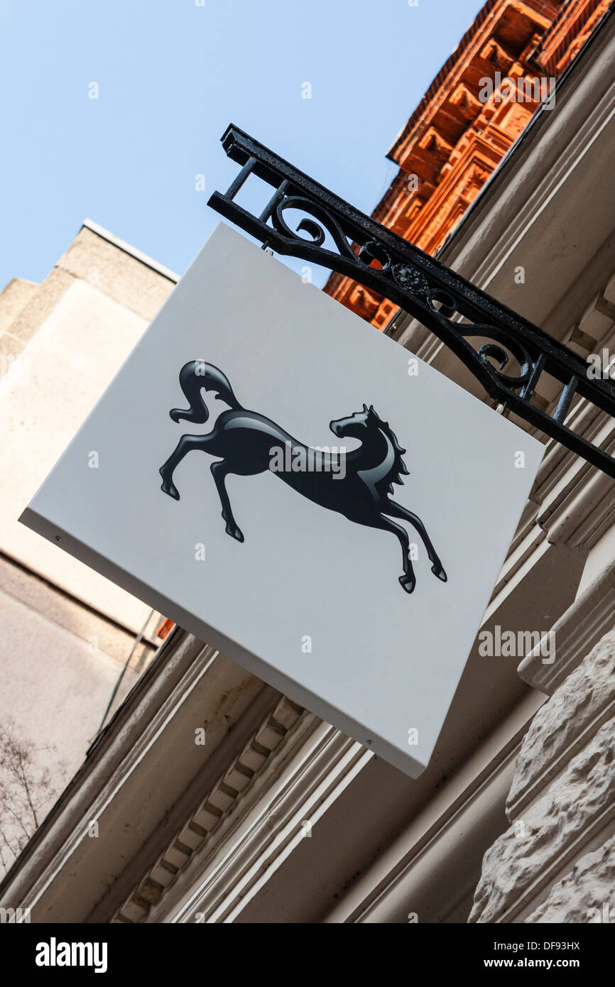 Zeichen der springende schwarze Pferd über Lloyds Bank. Stockfoto