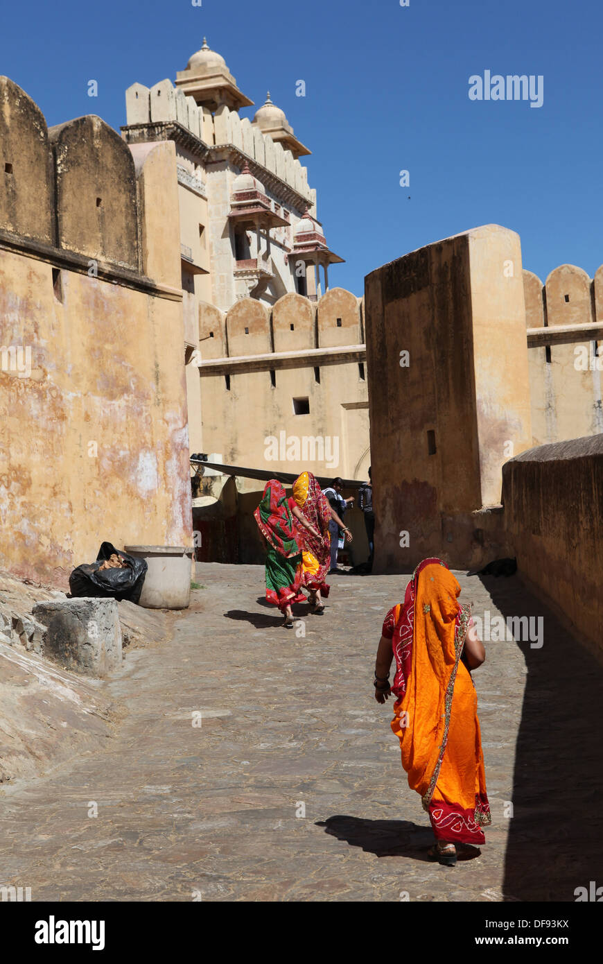 Weibliche indische Touristen Fuß bis zum Amber Fort NearJaipur, Rajasthan, Indien. Stockfoto